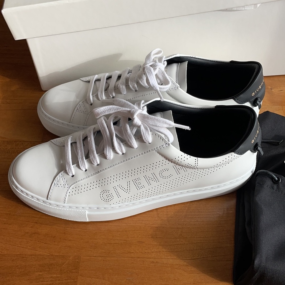 Sneakers - Picture 4 of 10